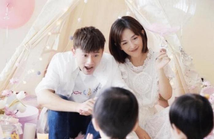 张杰谢娜合体小咖秀,谢娜挺孕肚不忘穿情侣装