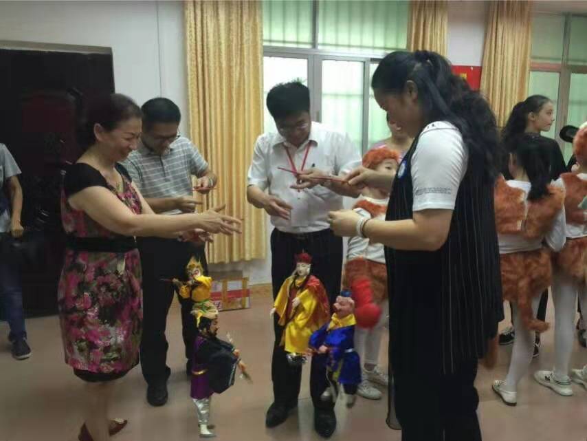 心相连手相牵广场舞背面,心相连手相牵广场舞短视频