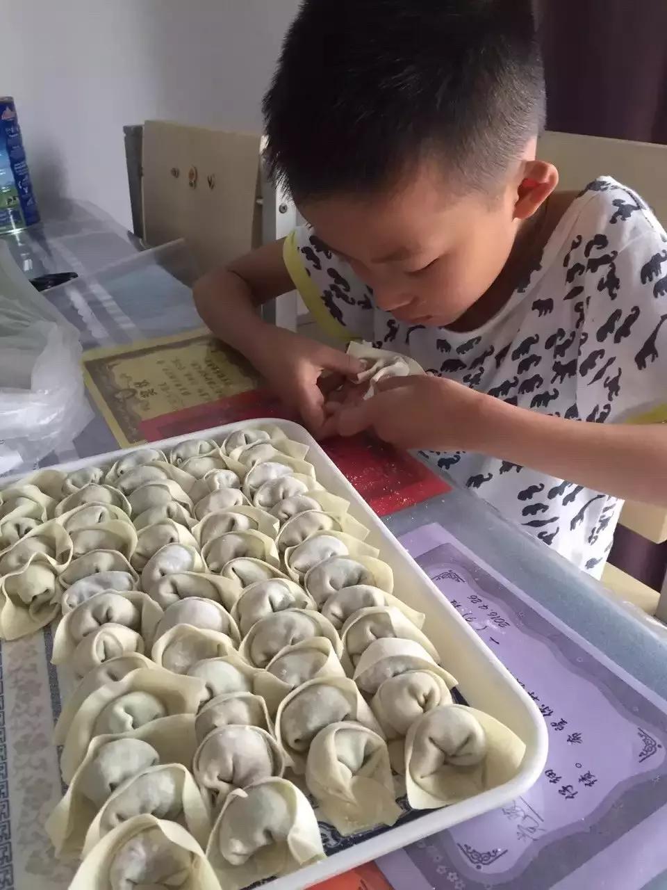 江阴这个10岁男孩太能了！绘画烹饪调酒样样行，父母透露培养秘诀