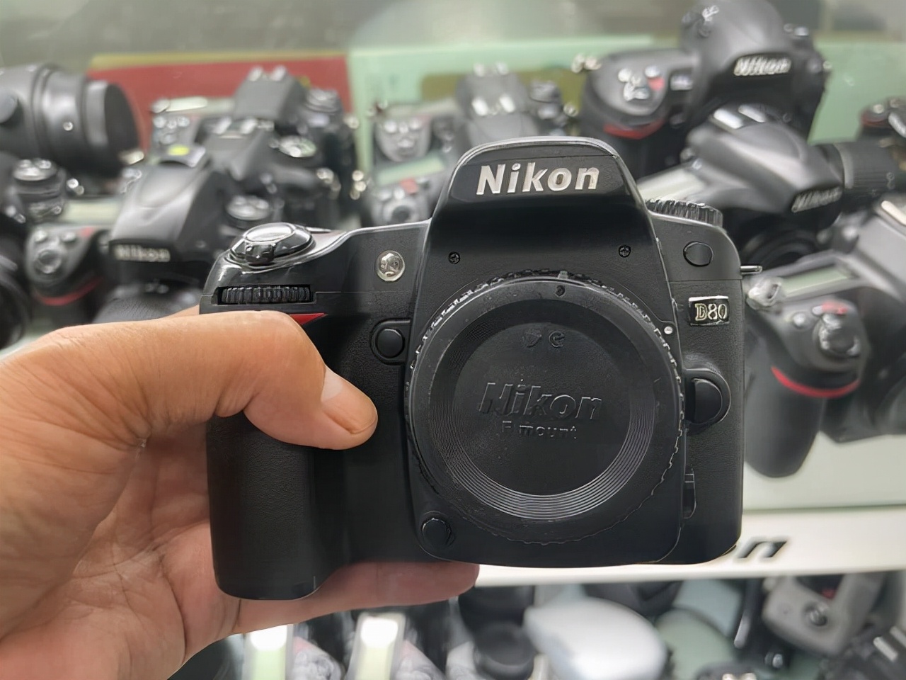 逛沈阳二手相机店：尼康没人要，大炮被放弃，宝丽莱却有很多人找