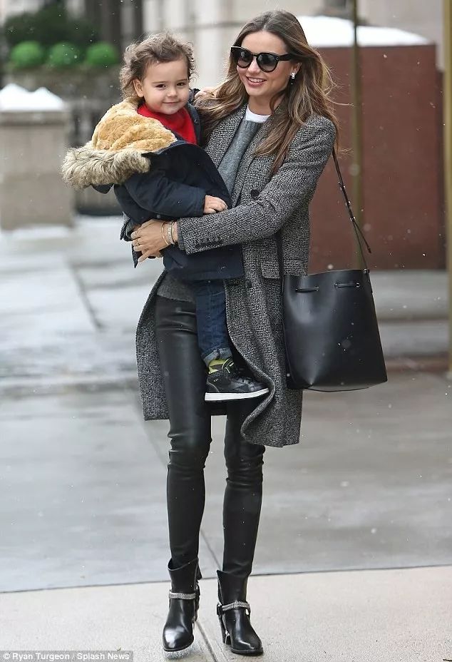 会背水桶包的人,会背奢侈品包包