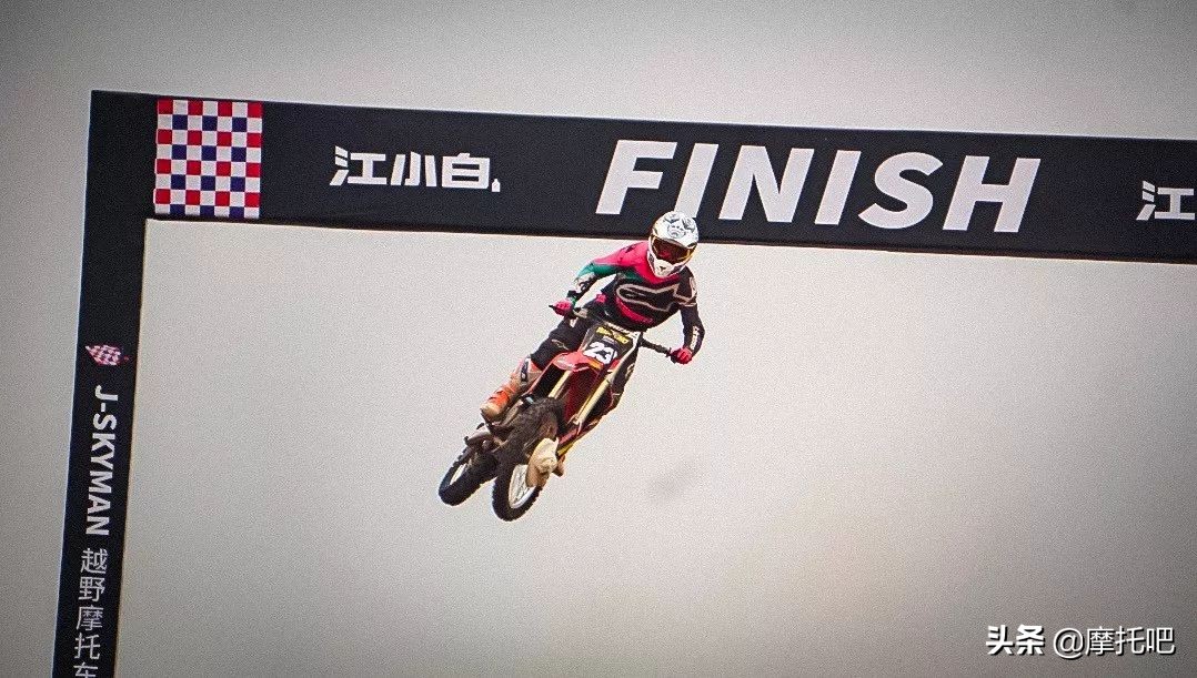 这摩托真好喝。。。不对....这酒真好骑！