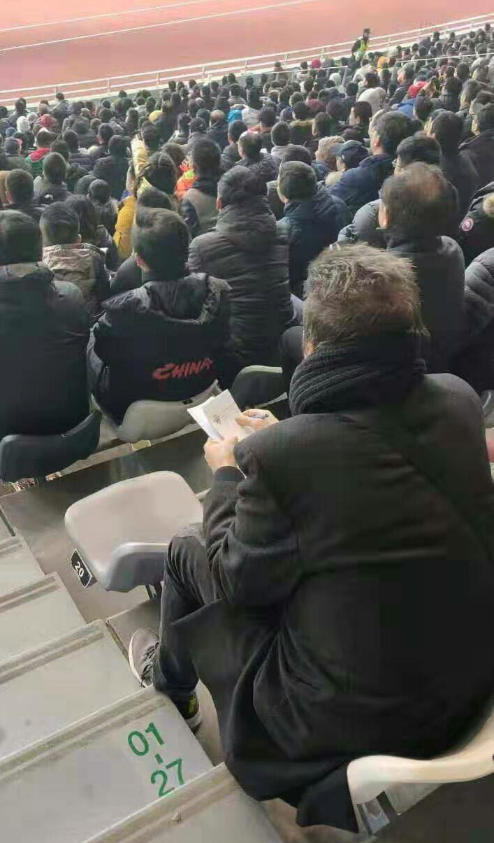 上港战国安看台上有不速之客！纸上写满比赛信息，队徽出卖了他