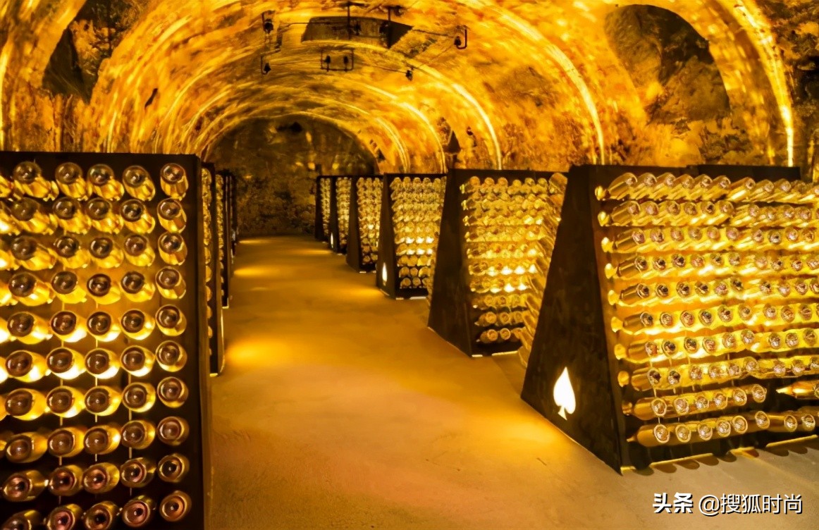 网友爆料王思聪夜店一晚消费30万,王思聪夜店花费4亿人民币