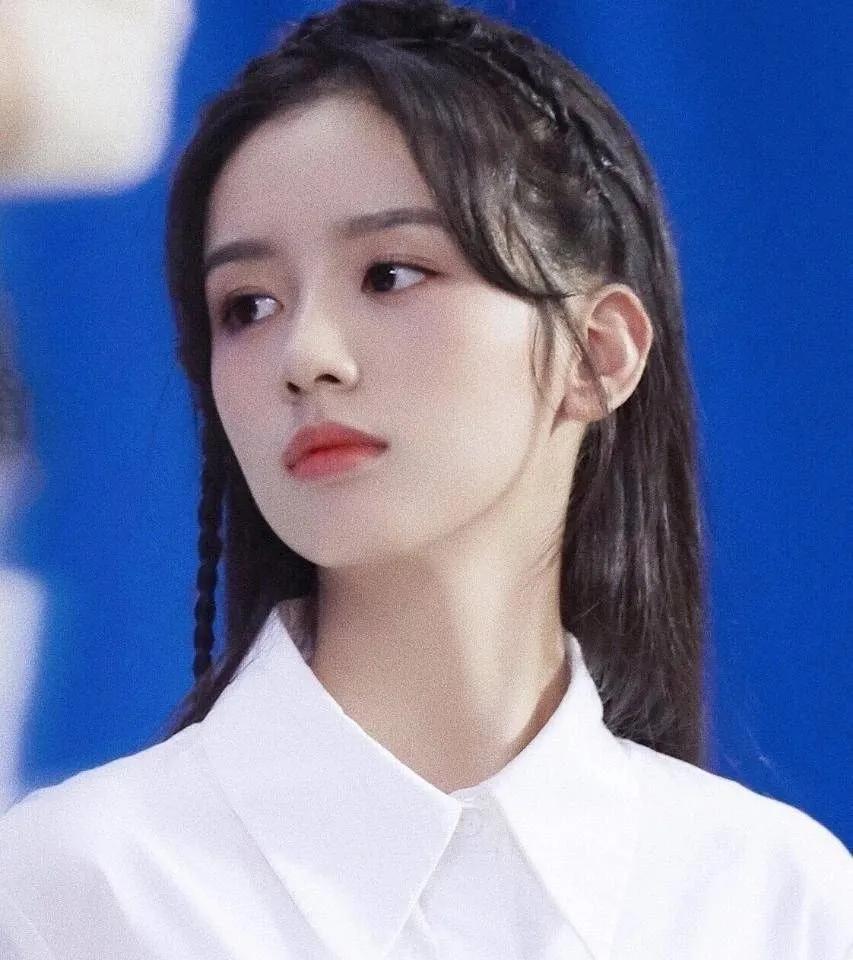 这姑娘会来事儿,性格好,就说她会红吧