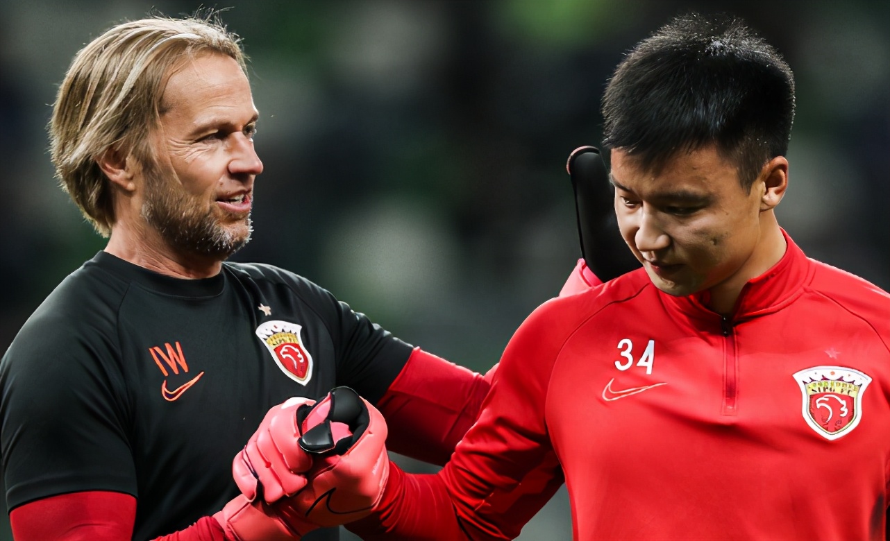 上港守门员颜骏凌,上港门将进球