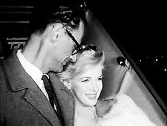 《不合时宜的人》充满了死亡的味道梦露拍摄现场虐待电影皇帝