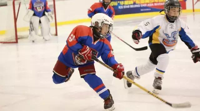 为什么要让孩子学足球,怎么能提高孩子学冰球的兴趣