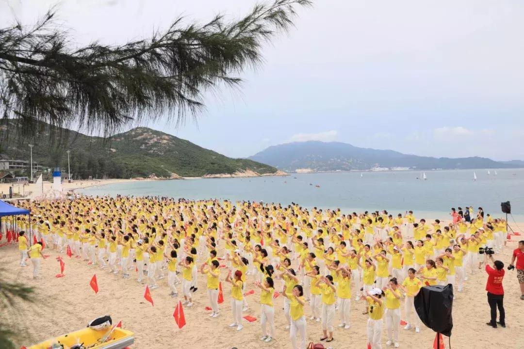 巨邦快乐集结号丨看见了，其中一艘游艇上，是我们的船长大舅哥