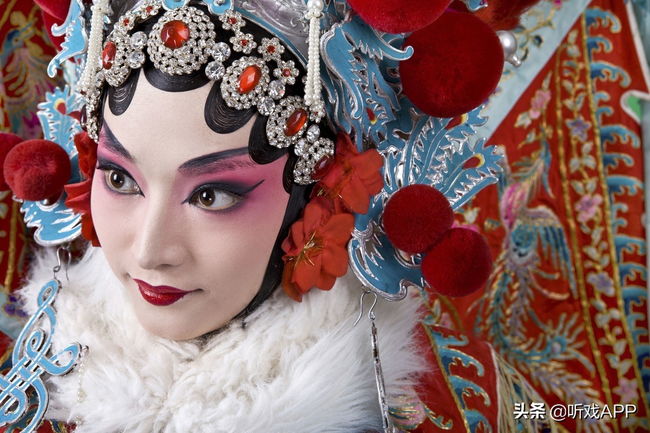 她是公认的“中国旦角第一嗓”，融合多派唱腔，锐意进取改编新剧