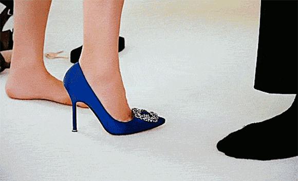 鞋子穿软底的好还是硬底的好,怎么挑选鞋穿着最舒服不累脚