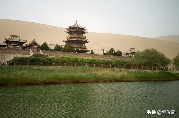 鸣沙山月牙泉堆满了游客,鸣沙山月牙泉景区