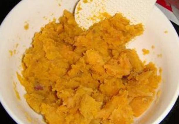 鲤鱼最爱吃什么食物,野生鲤鱼吃什么自然食物