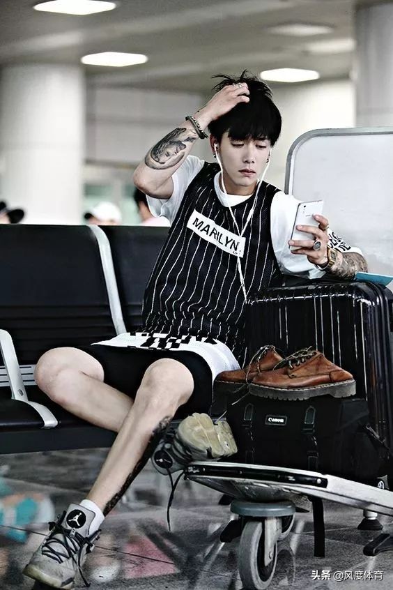 颜值高大长腿还会穿,谁高中没有暗恋过这样一个体育生?