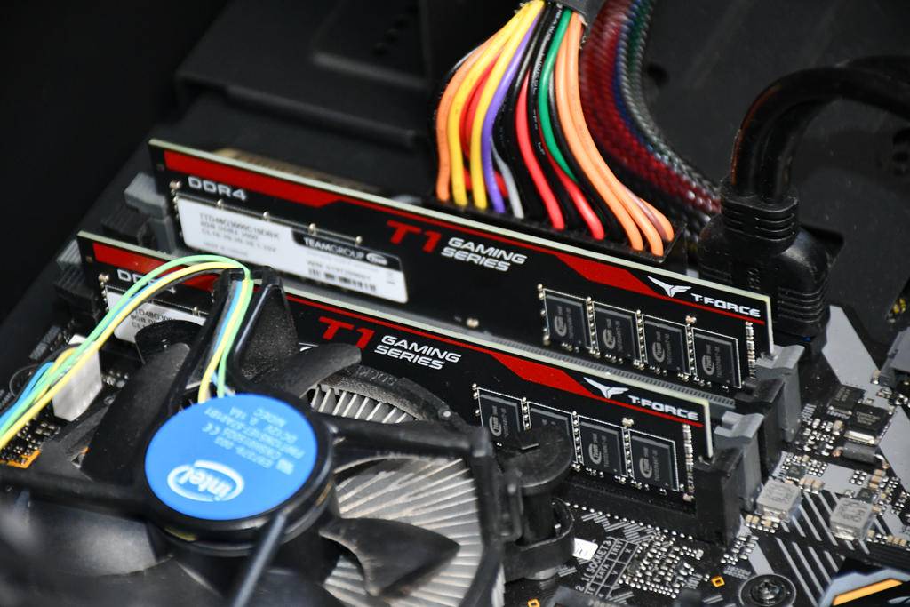 老主板加装十铨T1DDR43000内存条，开启双通道模式增速明显