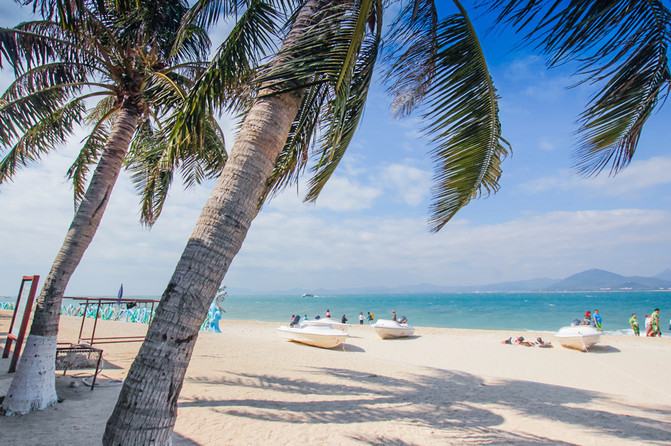 一群年轻人到三亚，摆pose，拍照