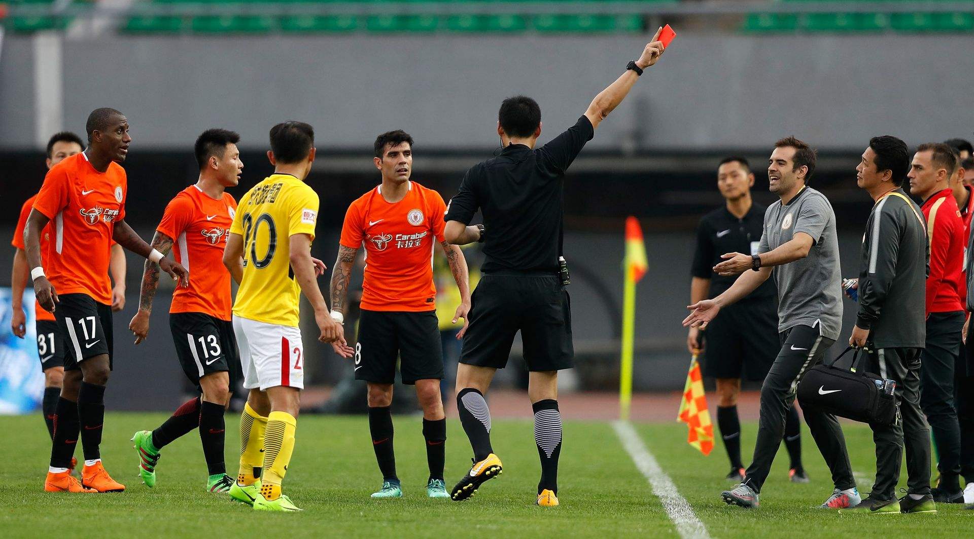 中超裁判组团恶心人，三大主裁5分钟判不出违规，再度刷新下限