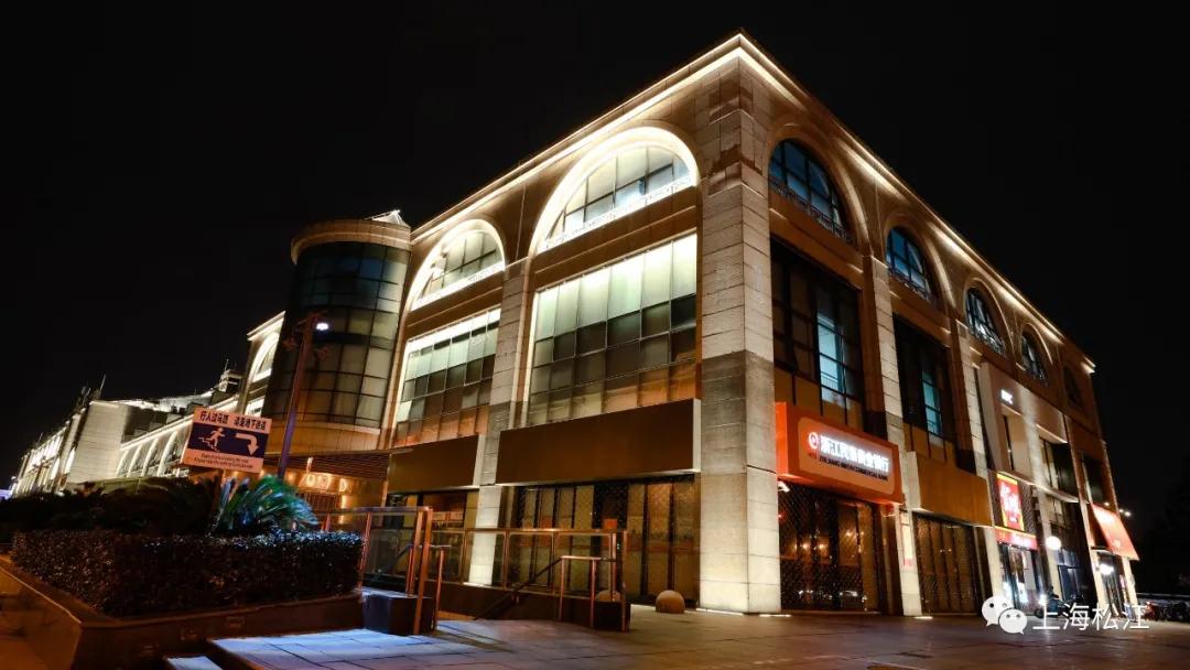 上海轨道交通9号线松江新城站的变化：灯光开启后，如同外滩盛景