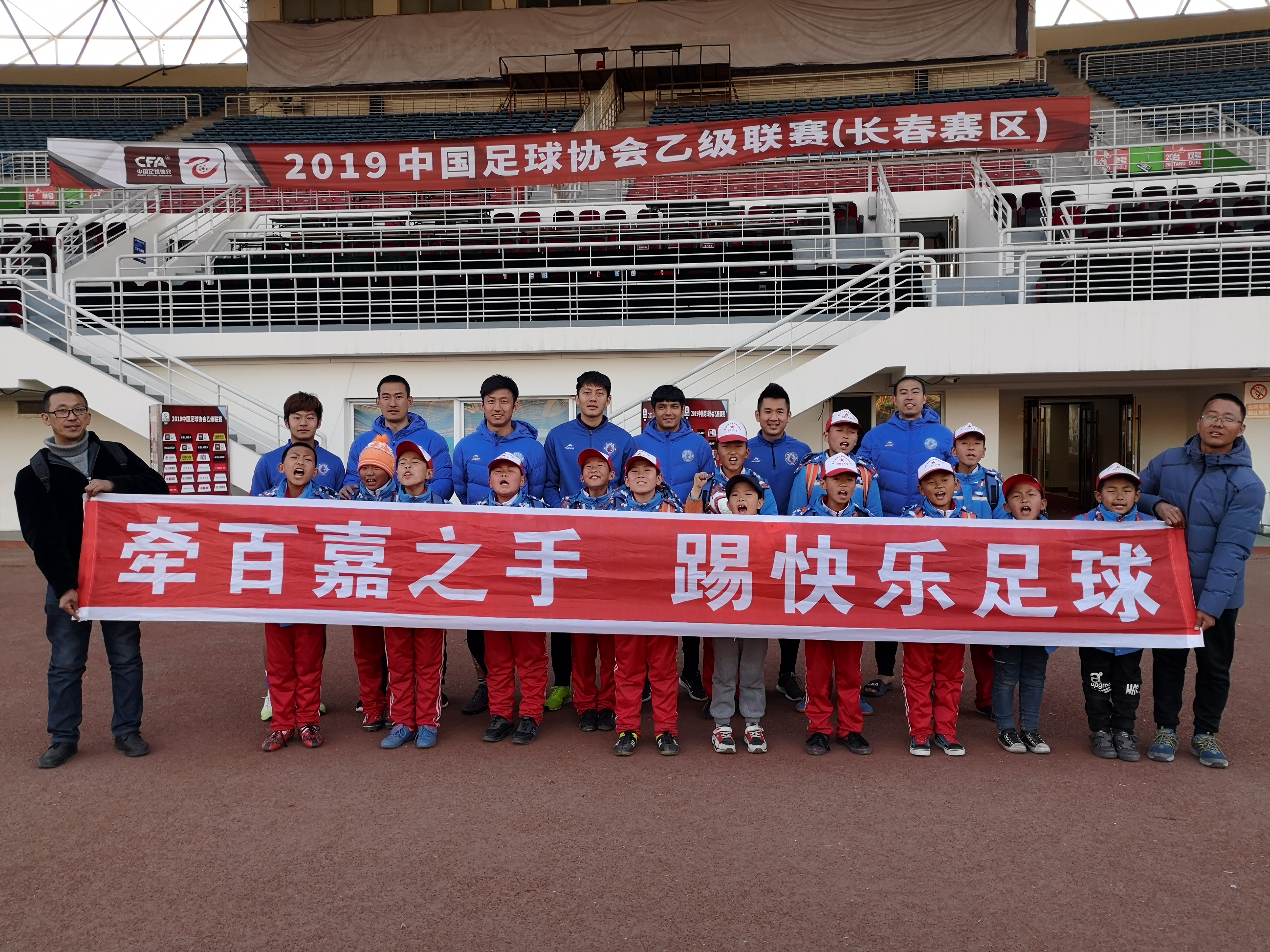 村小足球队第一次踢草皮场，小球员们兴奋地说，这个摔倒不疼