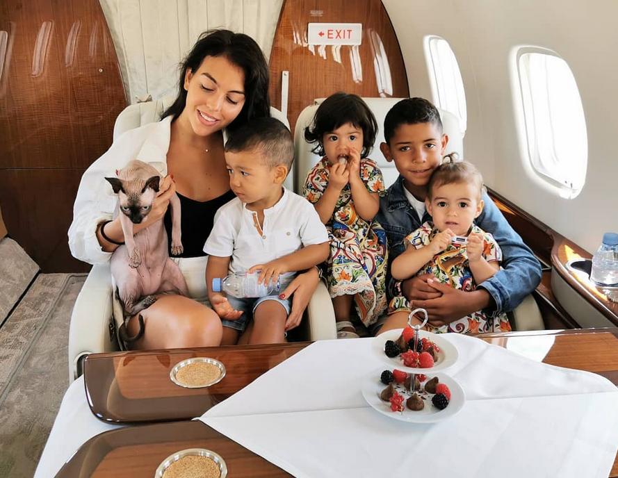 c罗女友乔治娜给小罗庆祝生日,c罗给乔治娜庆生灯光秀