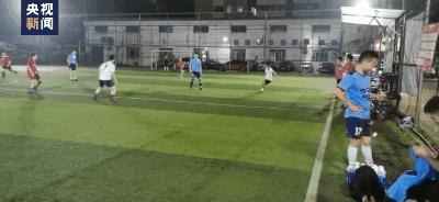 踢足球的帅气的瞬间,足球场上的暴踹瞬间