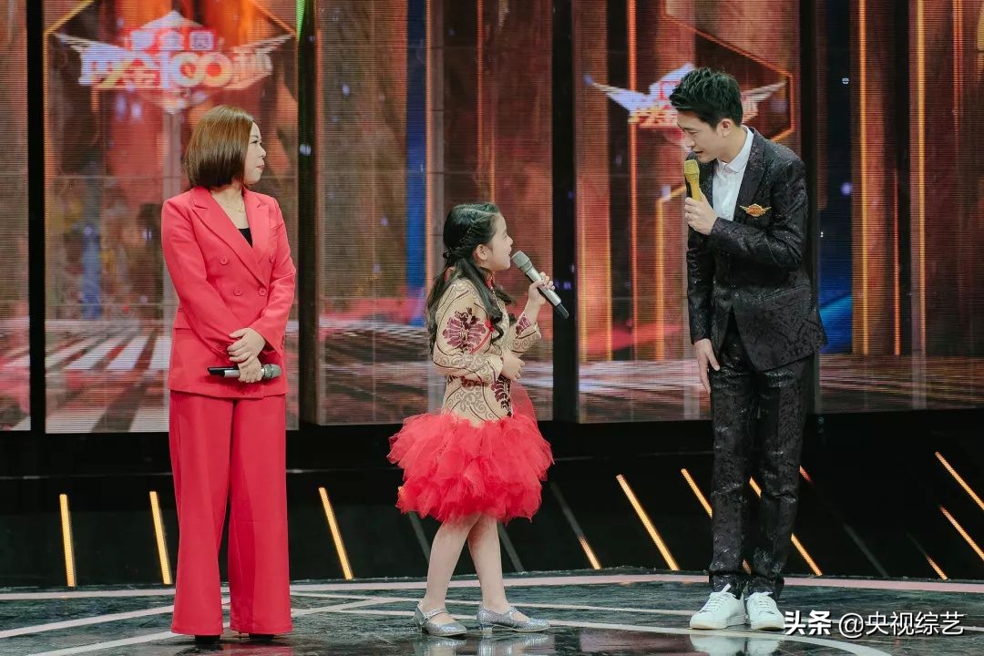 老爷爷篮球表演震撼全场,75岁大爷炫酷球技秀