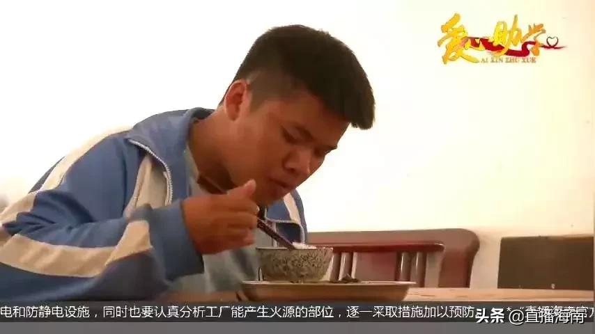 父亲去世母亲改嫁男孩撑起一个家,母亲改嫁儿子打工