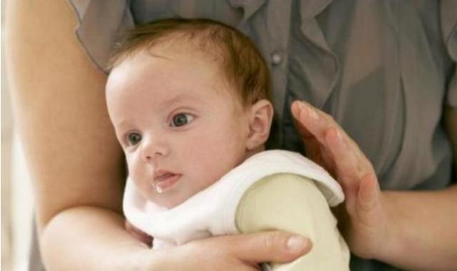 宝宝拍嗝时呛奶了,宝宝拍嗝后还吐奶