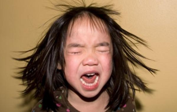 一个小女孩给芭比娃娃做衣服,孩子想给芭比娃娃做衣服怎么办