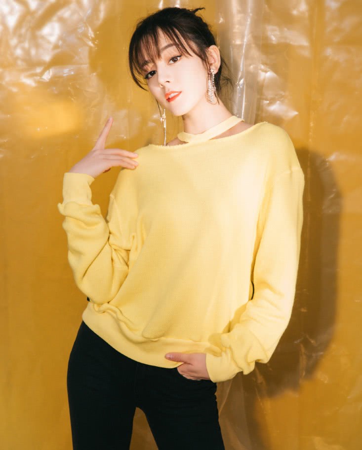 这种“蚂蚁鞋”一般人都穿不了，热巴穿出时尚范，气场3米！