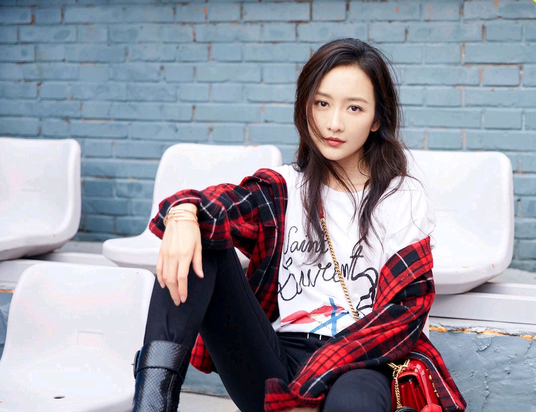 王鸥黄色雪纺衬衫搭白色西装裤,王鸥穿白色长裤