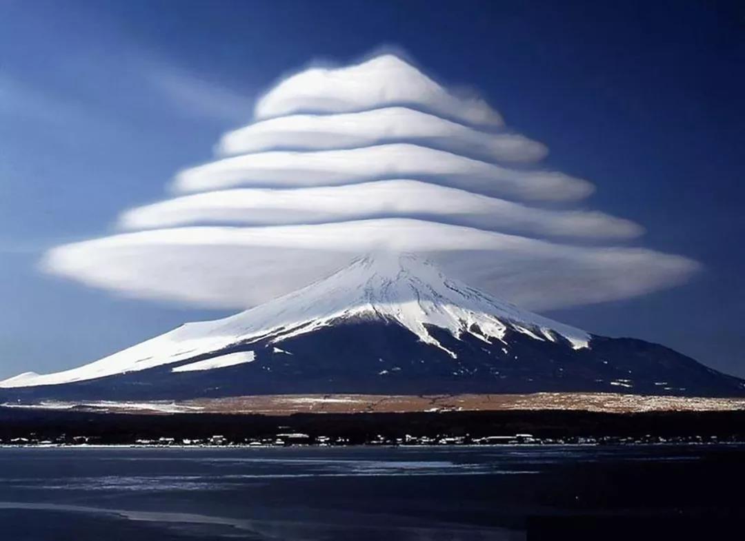 富士山是一座孤独的层状火山吗,富士山火山带和哪座连着