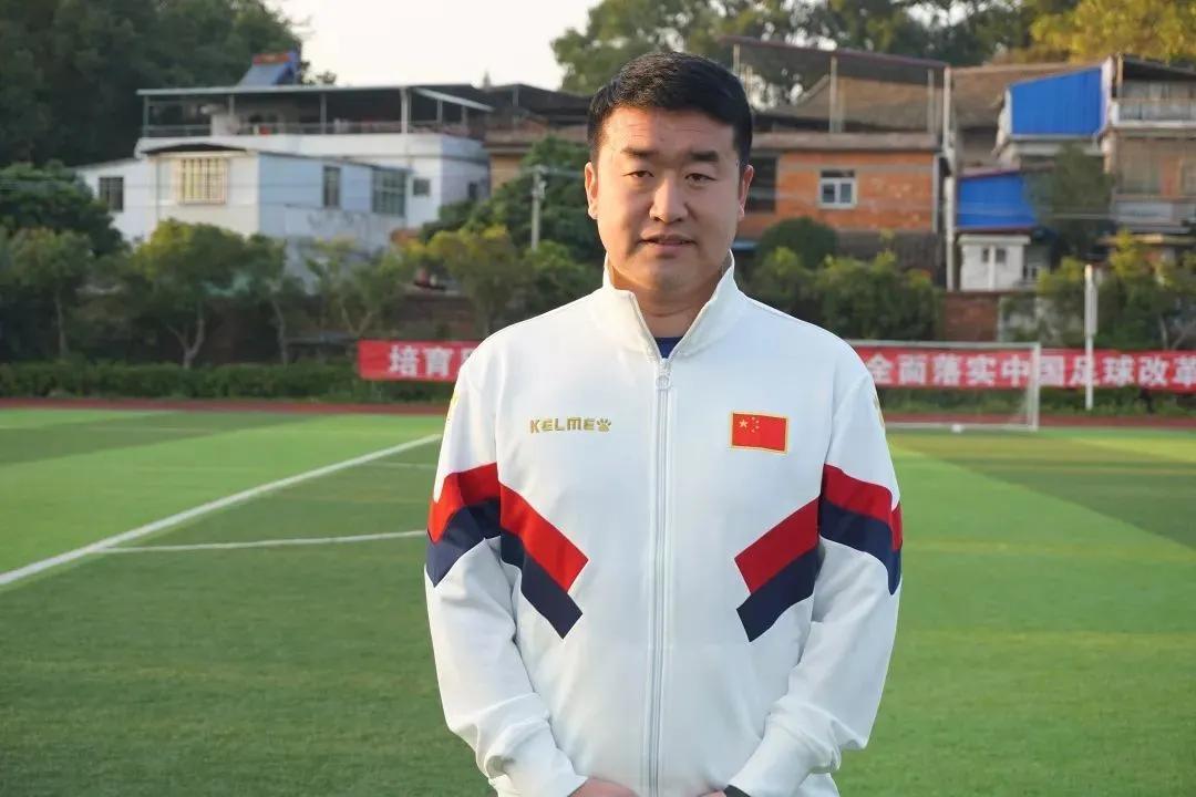 为中国足球奉献需要勇气黄健翔,对话中国足球