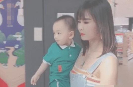 “最精致姥姥”惊现商场，和孙子胜似姐弟，网友：吃防腐剂了吧