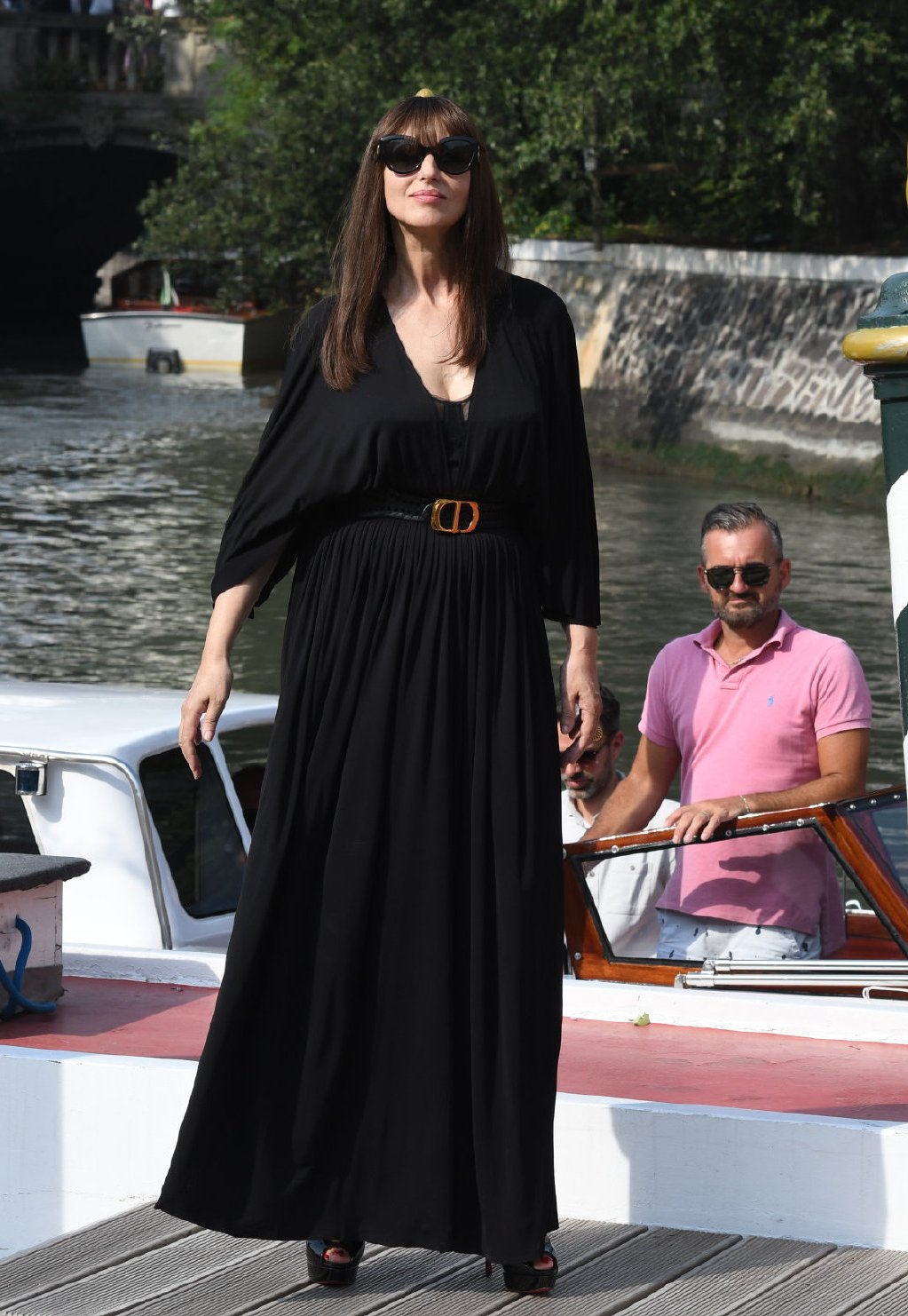 意大利国宝女神，齐刘海配一身黑性感又减龄，和前夫同框笑的一脸