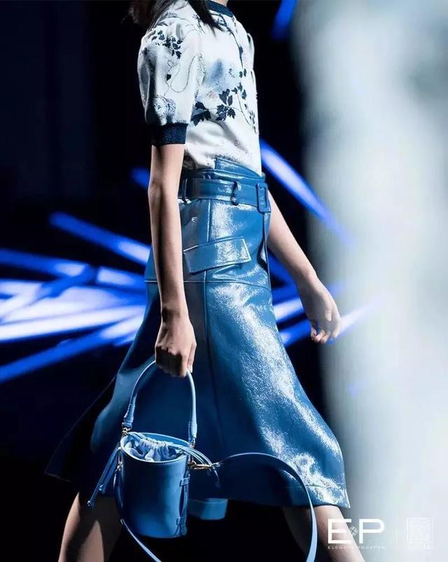 ep雅莹走秀2019,ep雅莹黑裙子