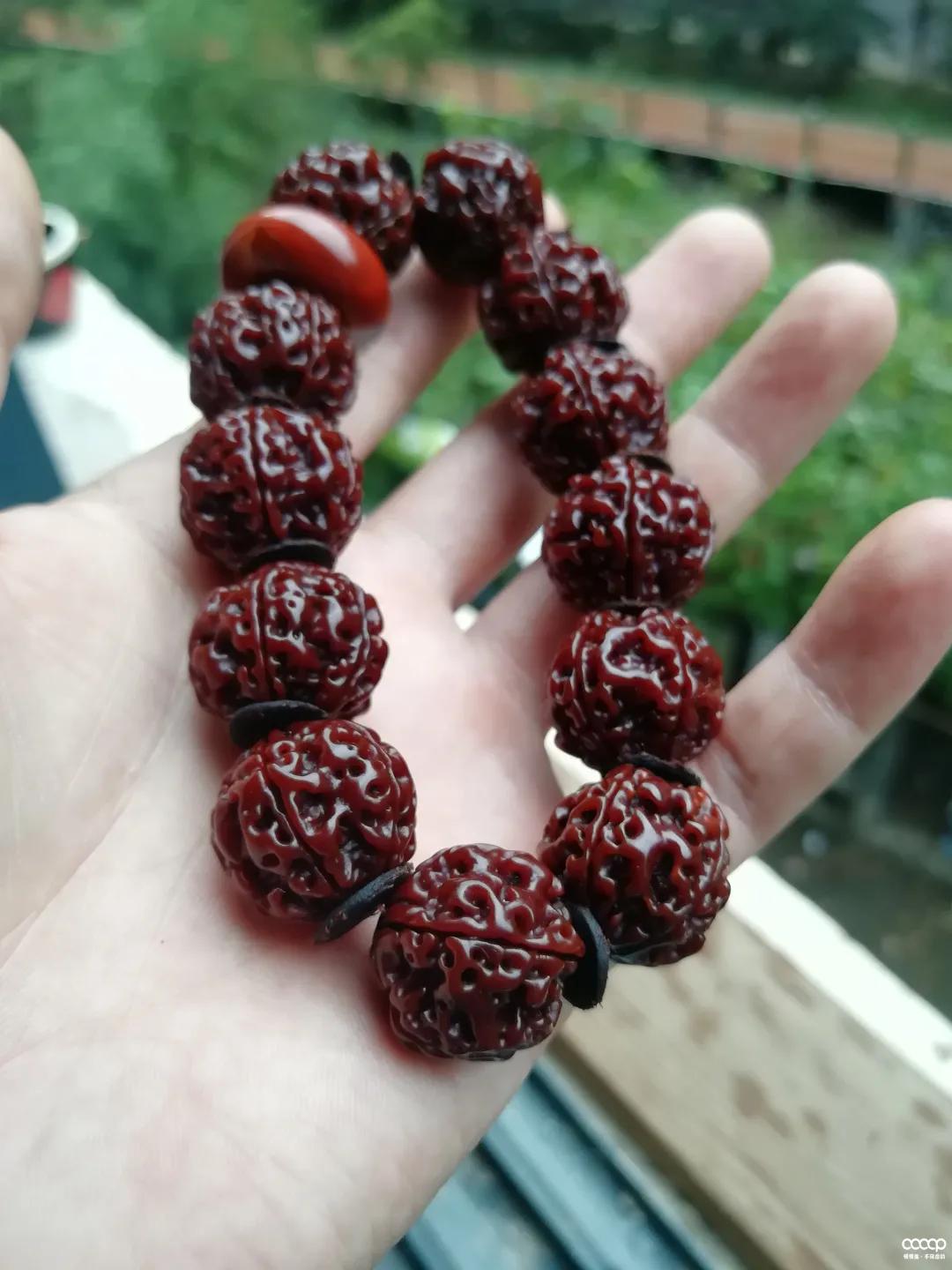 他试了一瓶“印度神油”,盘串6年,包浆妙啊