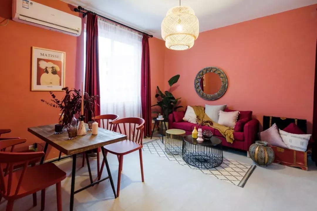 客厅里挂结婚照好不好,结婚照挂在客厅的沙发上面好吗