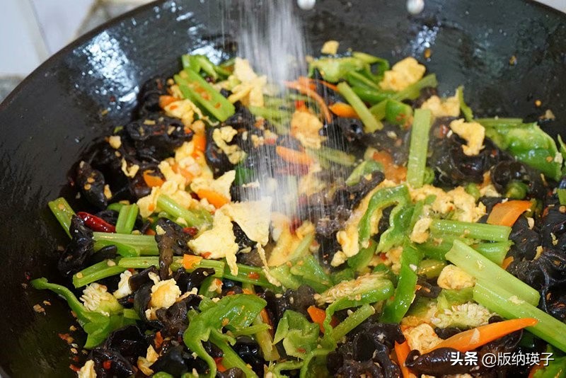 如何炒木耳才不会爆炸,炒木耳的时候怎么会爆