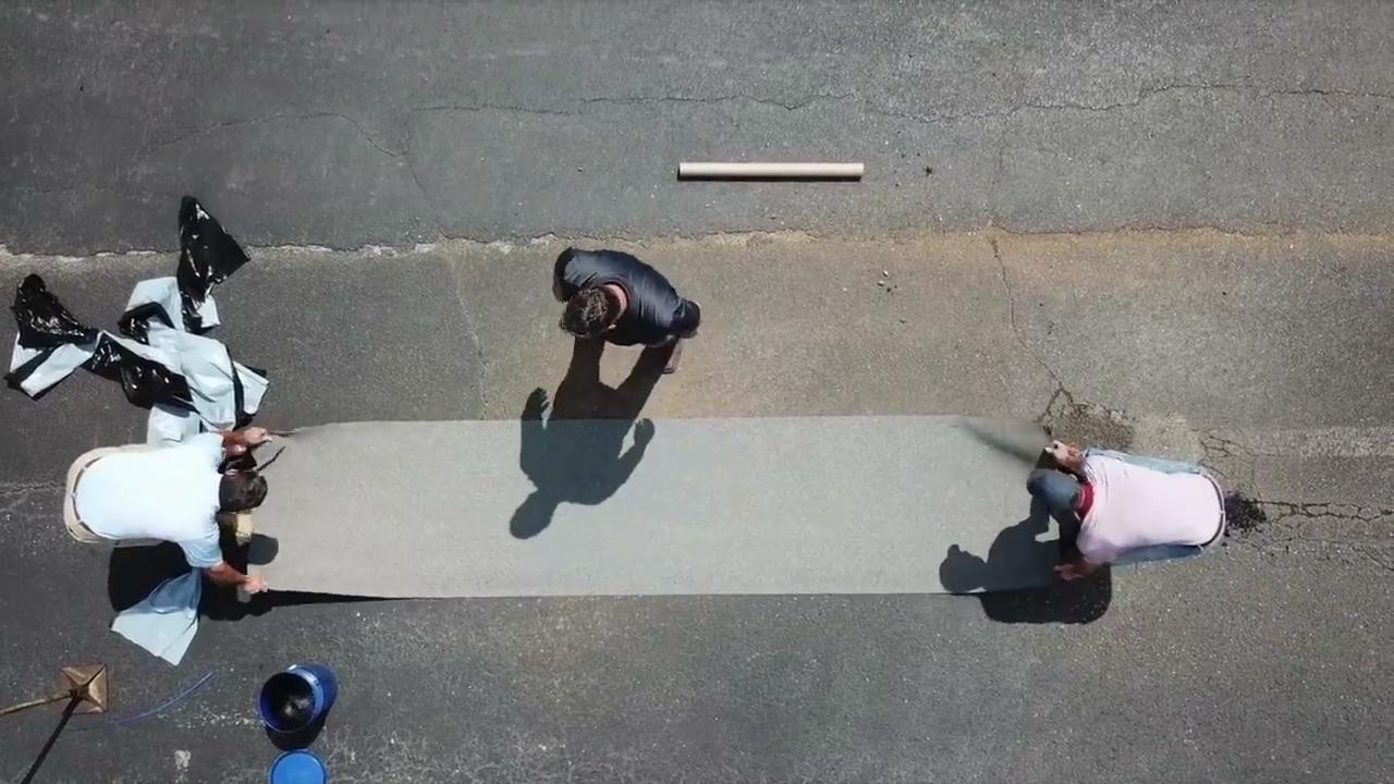 路面贴的胶带,路面凹凸不平坑坑洼洼