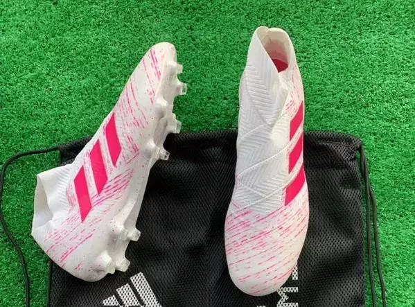 adidas足球鞋新配色,adidas短跑钉鞋