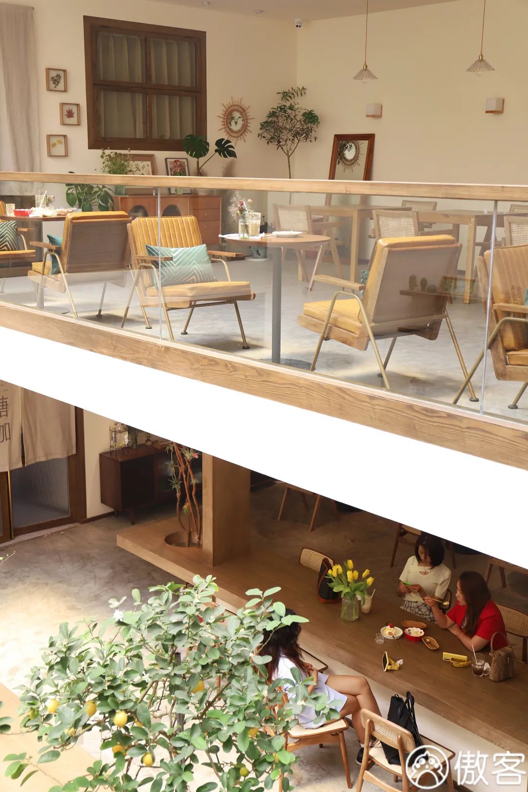 吃完了火遍全网的500㎡甜品店，我们一句话也“骂”不出来