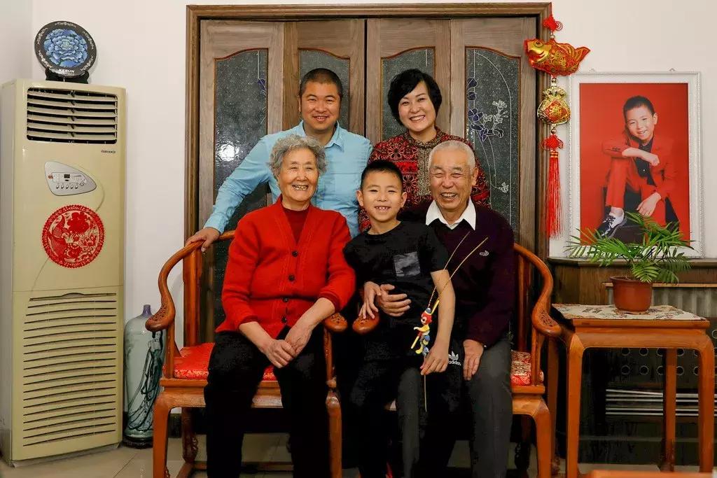 一家五口新春全家福拍照姿势大全,横向新春全家福照片模板直接套用