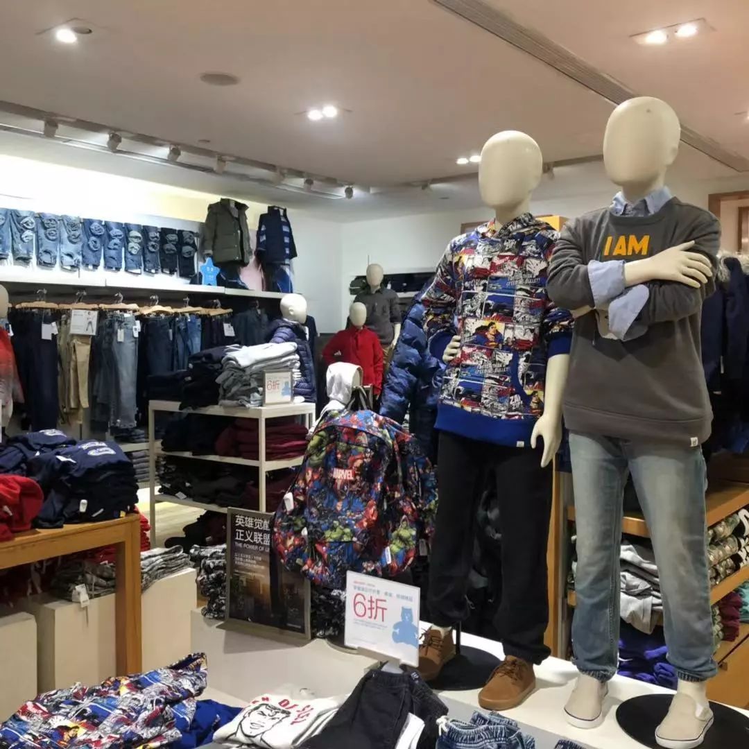 我带身高155的同事来到童装部，结果她逛疯了……