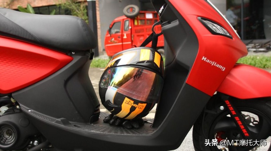 4980元,解析低价踏板*江豪**110:德尔福电喷,外观像巧格i