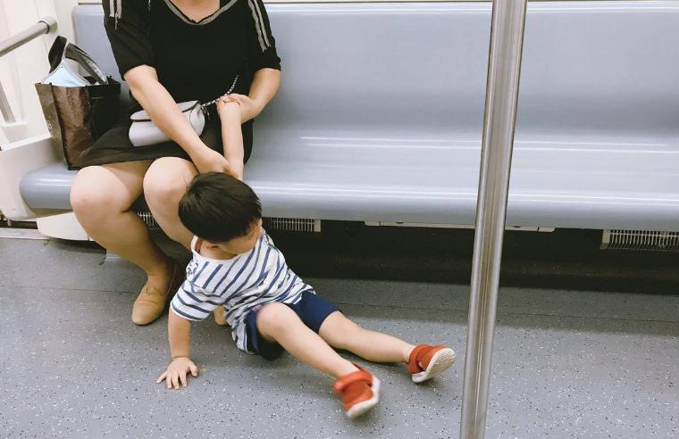 孩子街头耍无赖，家长教育没效果，面对孩子的礼貌教育该怎么做？