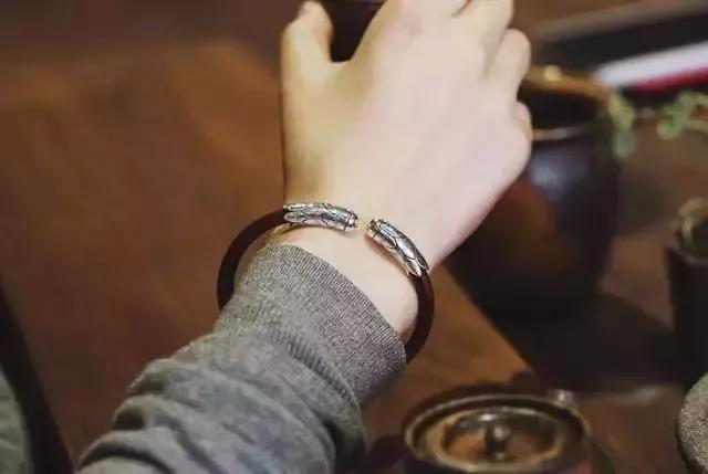 鸡血藤手镯是什么东西制作的,鸡血藤手镯用的是根部还是枝干