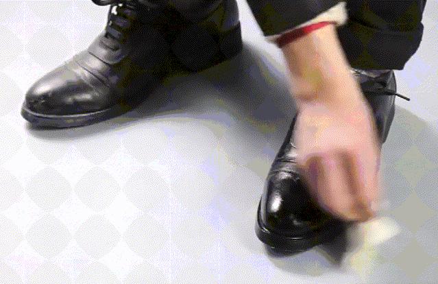 夏季网眼皮鞋脏了怎么擦,如何清理皮鞋褶皱的污渍