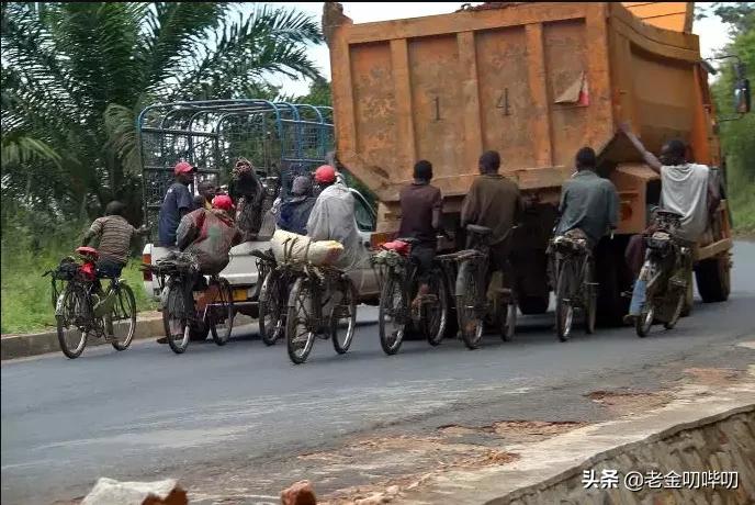 为什么在布隆迪，每辆卡车后都挂了一串自行车？