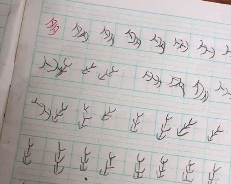 儿子被妈妈罚写作业,孩子被罚抄卷子亲妈直说活该